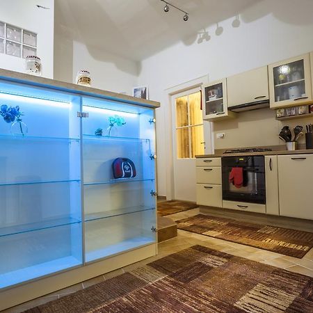 Luxury Air-Conditioned Rooms In Old Town Bratislava Bagian luar foto