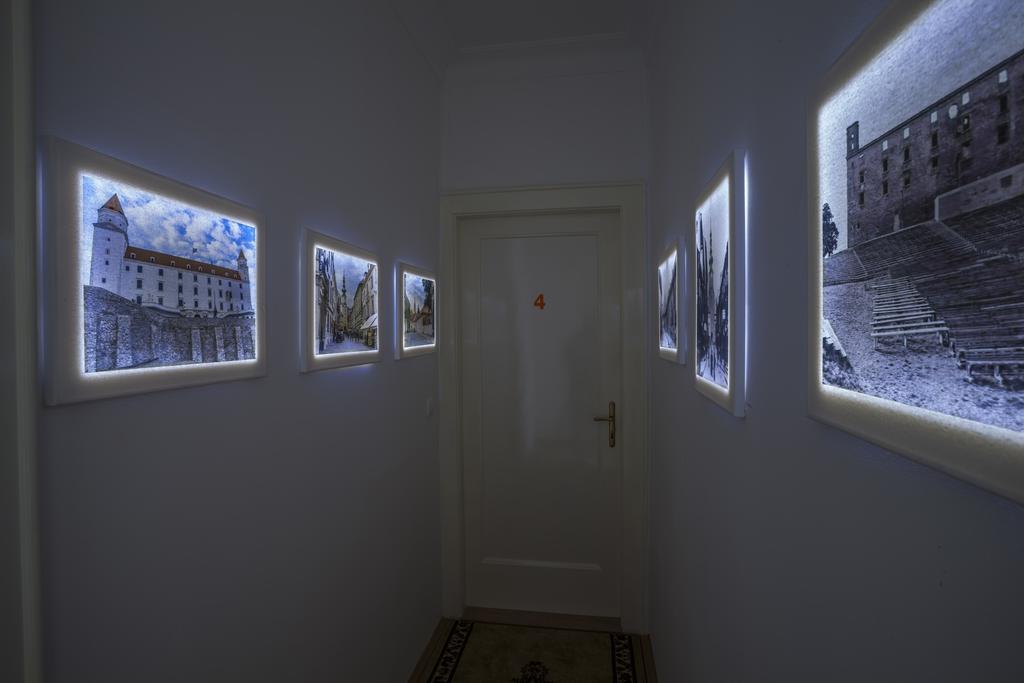 Luxury Air-Conditioned Rooms In Old Town Bratislava Bagian luar foto