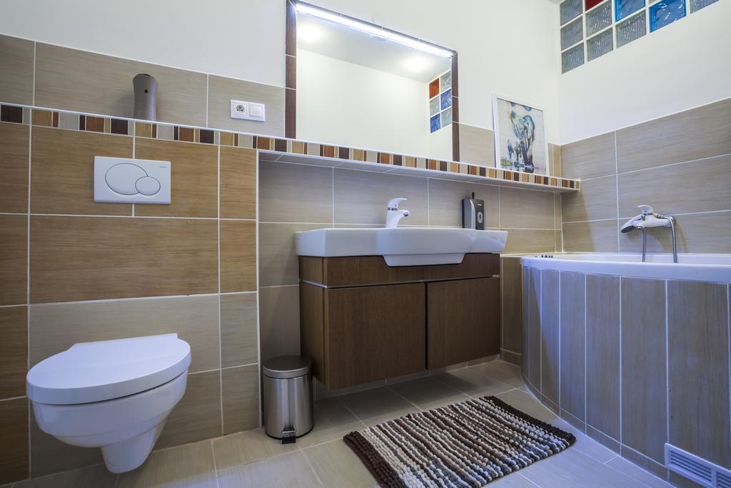 Luxury Air-Conditioned Rooms In Old Town Bratislava Bagian luar foto