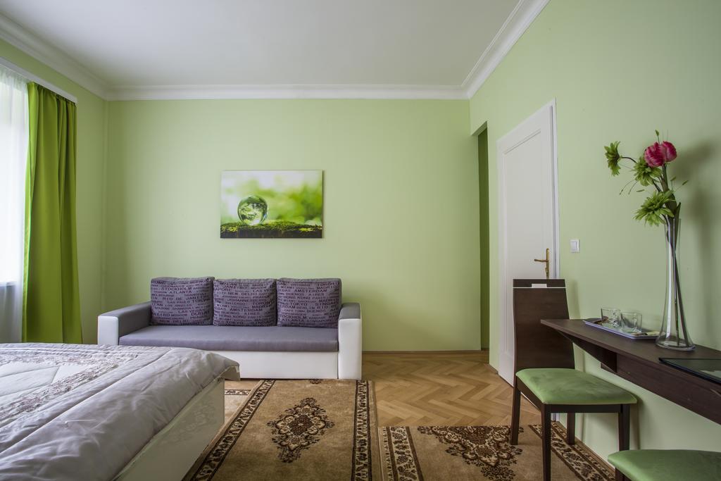 Luxury Air-Conditioned Rooms In Old Town Bratislava Bagian luar foto