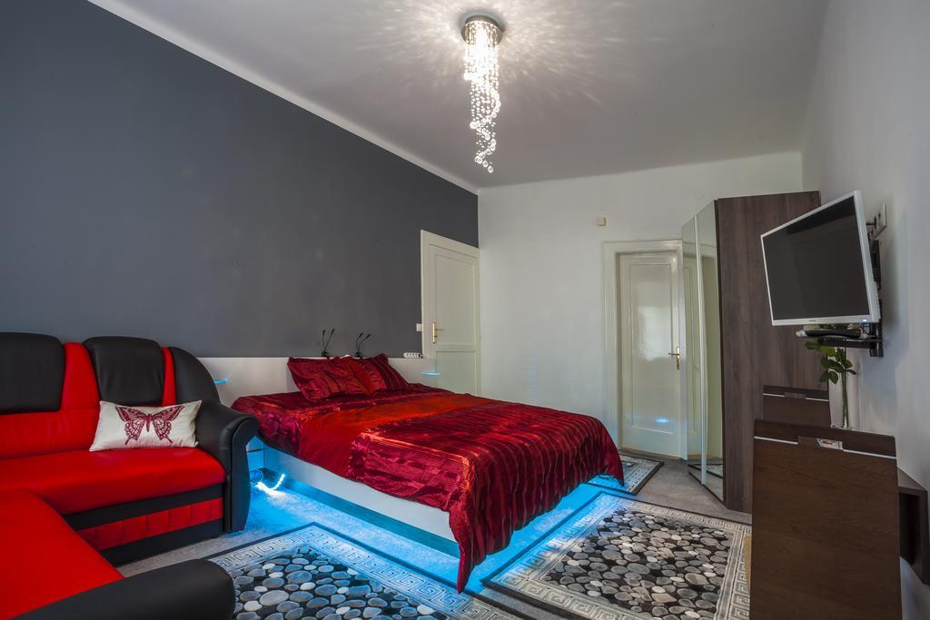 Luxury Air-Conditioned Rooms In Old Town Bratislava Bagian luar foto