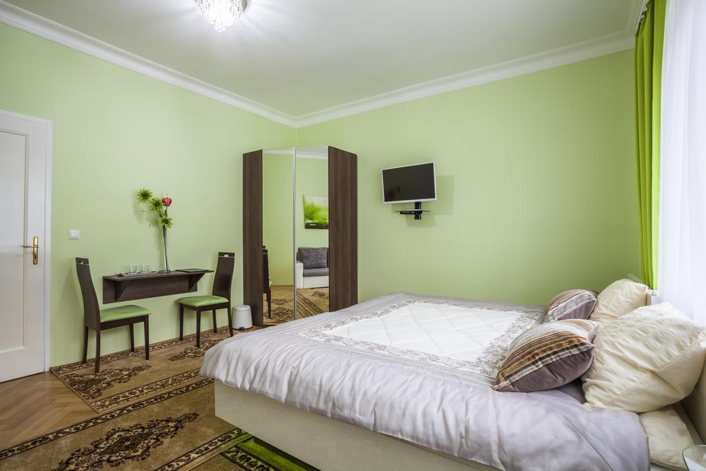 Luxury Air-Conditioned Rooms In Old Town Bratislava Bagian luar foto