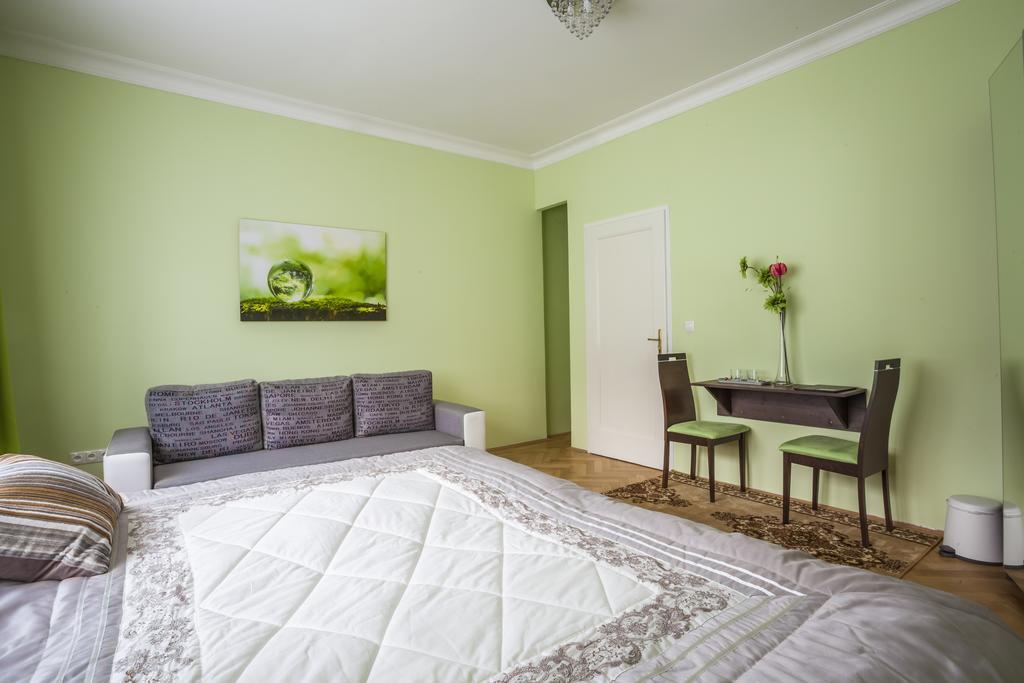 Luxury Air-Conditioned Rooms In Old Town Bratislava Bagian luar foto