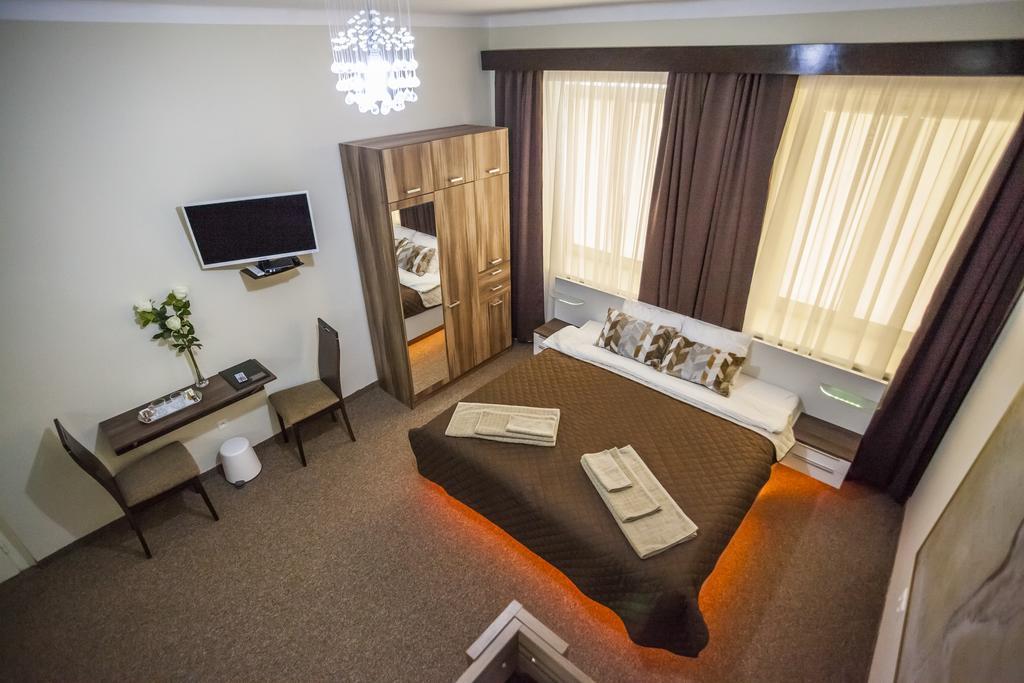 Luxury Air-Conditioned Rooms In Old Town Bratislava Bagian luar foto