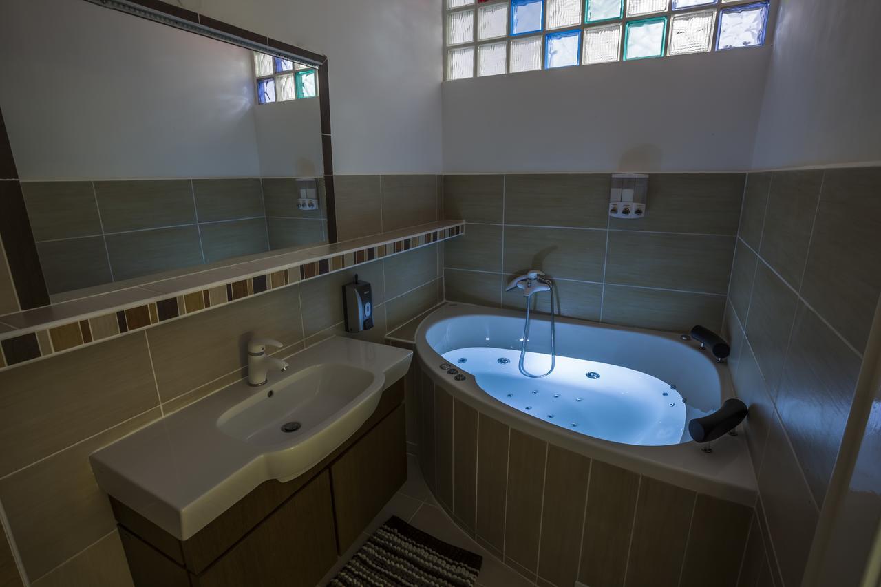 Luxury Air-Conditioned Rooms In Old Town Bratislava Bagian luar foto